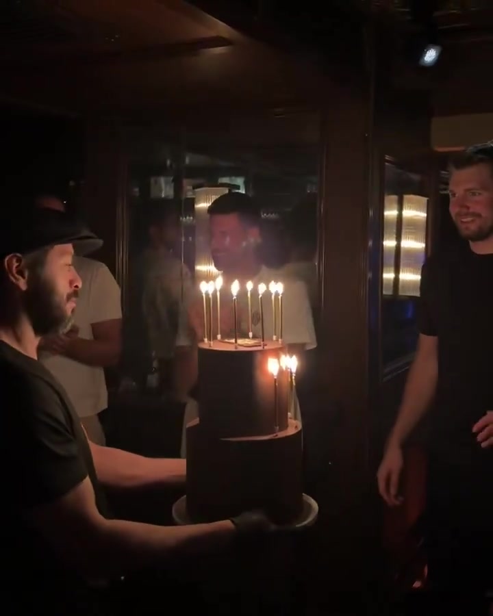 体育平台-😍东契奇和德约科维奇一同庆祝生日 还有性感舞女表演