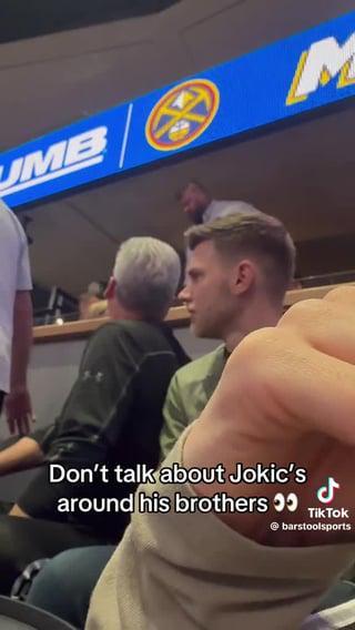 体育平台-约基奇哥哥看台&amp;quot;护弟&amp;quot;：3次前科在身，掘金专门给他开了个包厢